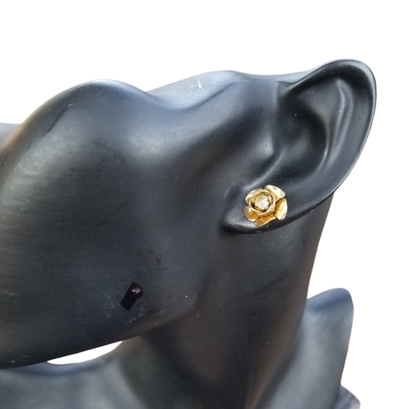 VINTAGE GOLDTONE FLOWER WITH GLASS RHINESTONE CENTER STUD EARRINGS - Picture 3 of 6